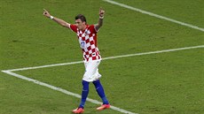 Chorvatský útočník Mario Mandžukič slaví druhý gól proti Kamerunu.