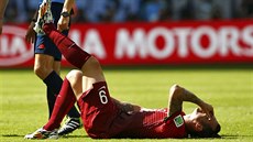 KOMPLIKACE. Hugo Almeida se zranil v prvním poločase utkání proti Německu.