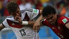 OSTRÝ BLOK. Portugalec Pepe (vpravo) brání Thomase Müllera, který v zápase...