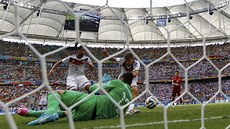 DEBAKL. Nmec Thomas Müller stílí gól na 4:0.