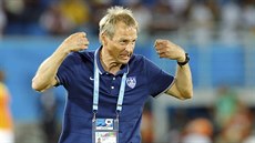NÁROČNÝ TRENÉR. Jürgen Klinsmann udílí pokyny americkým svěřencům.