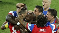 BRZKÁ OSLAVA. Ameri�ané se radují z gólu v první minut�.