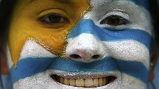 EKÁNÍ NA ZÁPAS. Uruguaytí fanouci ped zápasem proti Anglii.
