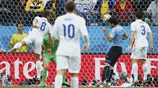 1:0. Luis Suárez otevírá skóre zápasu Uruguay - Anglie.