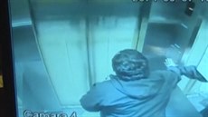 Výtah v chilském Santiagu se porouchal tak kriticky, �e ne�el ovládat a vyjel...