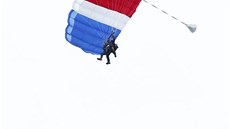 Americký exprezident George H. W. Bush oslavil devadesátiny netradin. Skoil