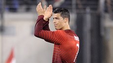 PORTUGALSKÝ KLENOT. Cristiano Ronaldo tleská divákům v přípravném utkání proti