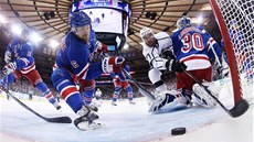 NEBUDE TO GÓL. Anton Stralman z New York Rangers zachrauje na brankové áe