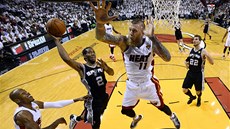 Kawhi Leonard ze San Antonia zakonuje, marn ho brání Chris Andersen z Miami. 