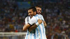 Argentinci Ezequiel Garay (vpravo) a Marcos Rojo slaví úvodní gól svého týmu na...