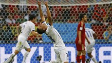 EUFORIE. Chilan Gonzalo Jara slaví druhý gól svého týmu do sítě Španělska.
