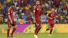 JE TO BÍDA. Reakce španělských fotbalistů (zleva Xabi Alonso, Sergio Ramos a...