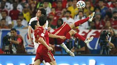 PŘES HLAVU. Španěl Diego Costa se snažil v utkání proti Chile zakončit i...