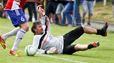 Martin Vaniak padá pokoený, nestail na míová kouzla Stanislava Vlka.