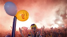 Bosen�tí fotbaloví fanou�ci slaví v Sarajevu první gól svého týmu na...