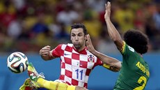 Chorvatský fotbalista Darijo Srna (vlevo) bojuje o míč s Benoitem Assou-Ekottem...