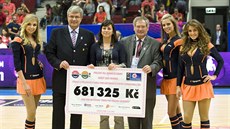 Šéf českého basketbalu Miroslav Jansta (druhý zleva) a první muž světového...
