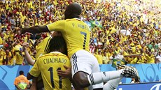 Kolumbijští fotbalisté slaví gól proti Pobřeží slonoviny.