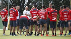 Chilští fotbalisté obklopili svého trenéra Jorgeho Sampaoliho (v bílém tričku).