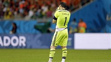 Zklamaný španělský gólman Iker Casillas po utkání proti Nizozemsku
