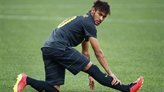 ROZCVIKA. Brazilský útoník Neymar se protahuje na stedením závreném...