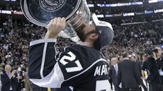 JE M�J. Obránce Alec Martinez slaví se Stanley Cupem. 