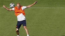 VÝSKOK. Arjen Robben zpracovává mí na tréninku nizozemské reprezentace ped...
