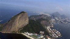 POD CUKROVOU HOMOLÍ. Angli�tí fotbalisté se usadili ve �tvrti Urca p�ímo pod...