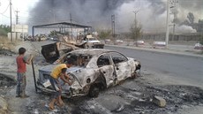 Ohořelá auta v iráckém Mosulu, kterého se zmocnili radikální islamisté (Irák,...