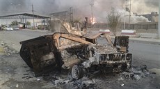 Ohořelá auta v iráckém Mosulu, kterého se zmocnili radikální islamisté (Irák,...