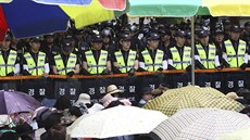 Jihokorejští policisté před branami komunity v městě Ansong (Jižní Korea, 11....