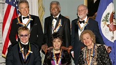 Ruby Dee mezi ocennými Kennedyho centrem. V roce 2004 to byli Elton John a...