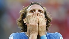 CO TO S NÁMI JE? Uruguayský úto�ník Diego Forlán nem��e uv��it tomu, jak jeho