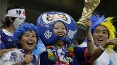 Ozdobení japontí fanouci ped utkáním s Pobeím slonoviny.
