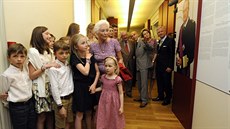 V popedí bývalá belgická královna Paola s vnouaty a v pozadí její manel...