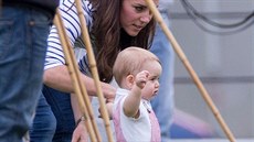 Princ George u chodí. S maminkou Kate se pijeli podívat, jak hraje pólo jeho...