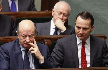 Polský ministr financí Jacek Rostowski (vlevo) a éf polské diplomacie Radoslaw...