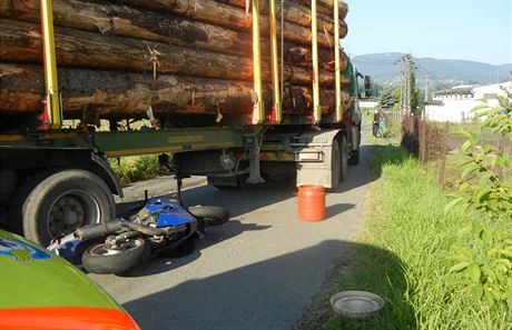 Mladý motorká se na Jablunkovsku stetnul s náklaákem peváejícím devo....