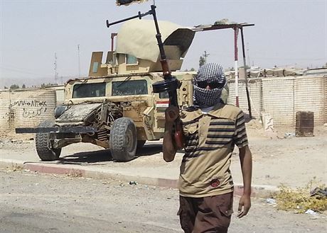 Ozbrojenec z ISIL stojí na strái nedaleko rafinerie v Bajdí (19. ervna 2014).