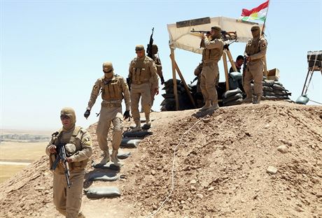 Písluníci kurdských milic zaujímají pozice k obran Mosulu ped povstalci z...