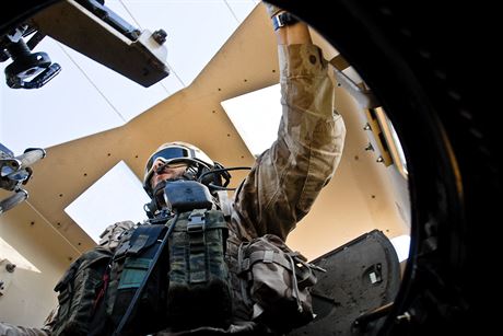 eský voják ve vi obrnného vozidla MRAP bhem patroly poblí afghánského...