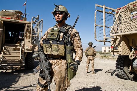 Velitel ety Martin K. bhem patroly v okol zkladny v afghnskm Bagrmu