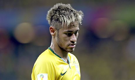 Jedna z nejvtch hvzd ampiontu - brazilsk tonk Neymar a jeho blond...