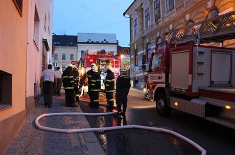 Ve vimperské ulici Svornosti zasahovalo v pondlí veer celkem pt jednotek...