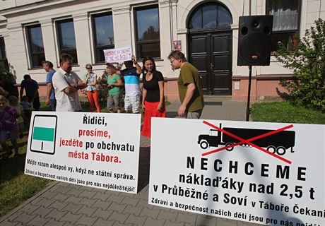 Obyvatelé ekanic proti nákladním vozm dlouhodob protestují.