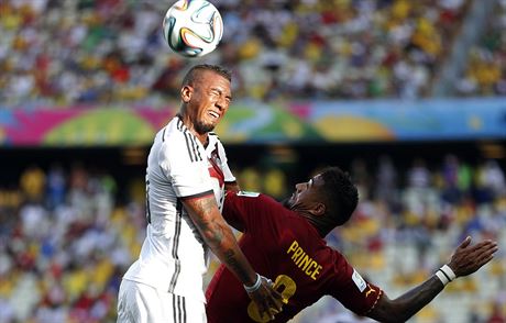 BRATRSKÝ SOUBOJ Jerome Boateng (vlevo) a Kevin-Prince Boateng bojují na...