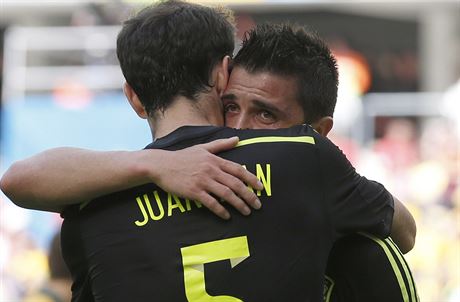 OSLAVA. David Villa (vpravo) slav gl na 1:0 s Juanfranem.