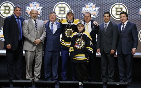 David Pastrk pi draftu NHL pzuje v dresu Bostonu. 
