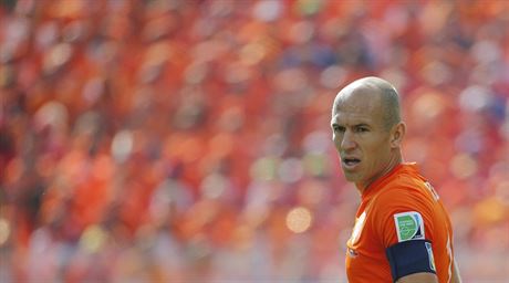 Nizozemský ofenzivní záloník Arjen Robben sleduje mí bhem zápasu mistrovství...