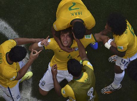 Braziltí fotbalisté blahopejí Davidu Luizovi, jen zaídil gól v osmifinále...